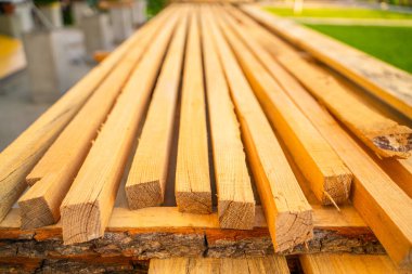 Ahşap inşaat tahtaları üst üste dizilmiş..