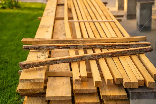 Ahşap inşaat tahtaları üst üste dizilmiş..