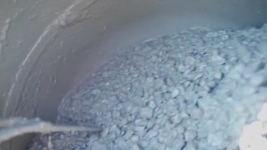 Beton karıştırıcı yavaş çekimde beton karışımını hazırlıyor. Yüksek kaliteli FullHD görüntüler