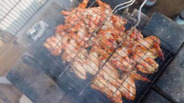 Tavuk kanatlı ızgara, dumanlı ve manzaralı bir barbeküye yerleştirilir. Yüksek kaliteli FullHD görüntüler
