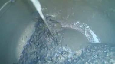 Beton karıştırıcıyla betonu karıştırma süreci, yakın çekim, yavaş çekim. Yüksek kaliteli FullHD görüntüler