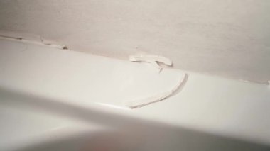 Duşta dikiş dolgusu, sökme işlemi. Yüksek kaliteli FullHD görüntüler