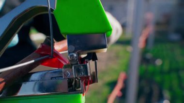 Bahçe zımbasıyla bir fileye asma hareketi, yakın plan. Yüksek kaliteli FullHD görüntüler