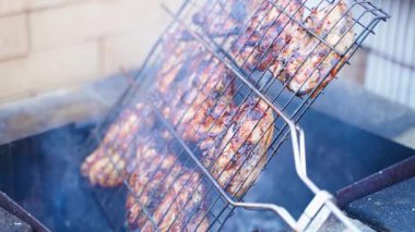 Izgarada dumanla tavuk budu pişirmek. Yüksek kaliteli FullHD görüntüler