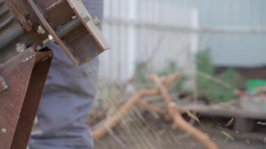 Dalları kesmek için ev yapımı odun öğütücü yakın plan talaş püskürtür. Yüksek kaliteli FullHD görüntüler