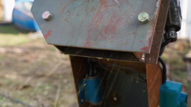 Yonga makinesinin yakın çekimi, yavaş çekim. Dalları talaş haline getirmek. Yüksek kaliteli FullHD görüntüler