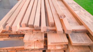 Ahşap inşaat malzemelerinin üzerinde düzgün kamera hareketi. Yüksek kaliteli FullHD görüntüler