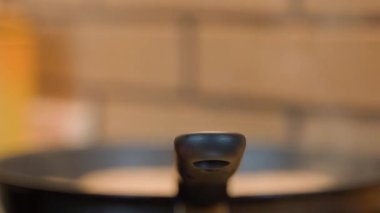 Tavada pişen ve buharlaşan bir şey gibi bulanık bir arkaplan. Yüksek kalite 4k görüntü