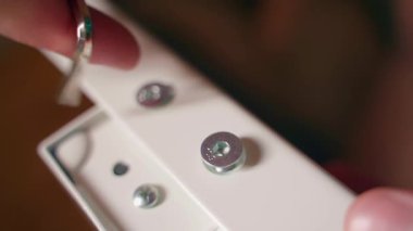 Büyülü cıvatayla beyaz masa kısmını vidalamak, yakın plan. Yüksek kalite 4k görüntü