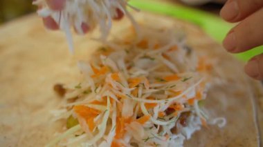 Yavaş çekimde ev yapımı shawarma pişiriyorum. Yüksek kaliteli FullHD görüntüler