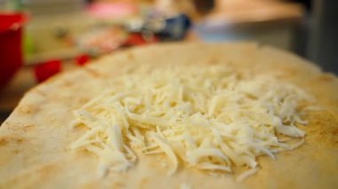 Pita ekmeğine et ekliyorum, yakın plan. Yüksek kalite 4k görüntü