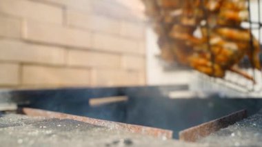 Tavuk kanadı ızgarayı yavaş çekimde çeviriyor. Yüksek kaliteli FullHD görüntüler