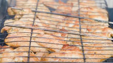 Izgaranın üstünde tavuk kanadı ızgarası açmak, yakın plan. Yüksek kalite 4k görüntü