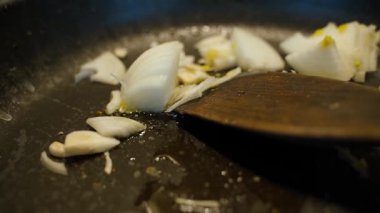 Tavada kızartılmış soğan, yakın çekim. Yüksek kaliteli FullHD görüntüler