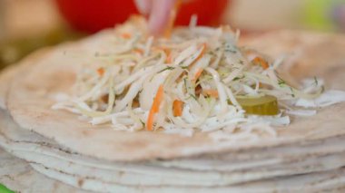 Pita ekmeğinde aperatif pişiriyorum, yakın plan. Lahana ekliyorum. Yüksek kalite 4k görüntü