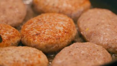 Tavadaki pirzolaların yakın çekimi. Yağ içinde yemek yapmak. Yüksek kalite 4k görüntü