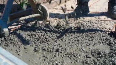Karıştırıcıdan dökülen beton, yavaş çekim. Yüksek kaliteli FullHD görüntüler