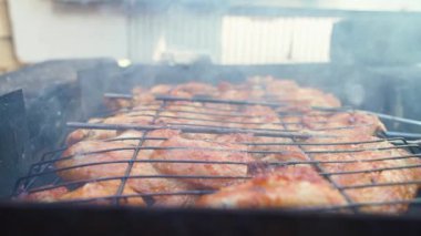 Tavuk kanatları ızgarada dumanla kızartılır. - Evet. Yüksek kalite 4k görüntü