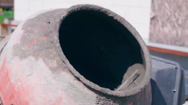 Güneşli bir günde ağır çekimde dönen beton mikserin yakın çekimi. Yüksek kaliteli FullHD görüntüler