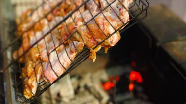 Izgarada ızgarada tavuk kanadı pişirmek, yakın çekim. Yüksek kaliteli FullHD görüntüler