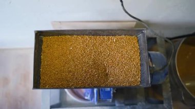 Kameraya çalışan tahıl helikopterine yaklaşıyorum. Elektrik değirmeni yemi keser. Yüksek kalite 4k görüntü