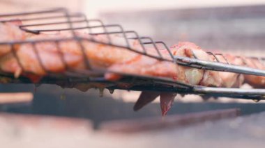 Izgarada ızgarada tavuk kanadı pişirmek, yakın çekim. Yüksek kaliteli FullHD görüntüler