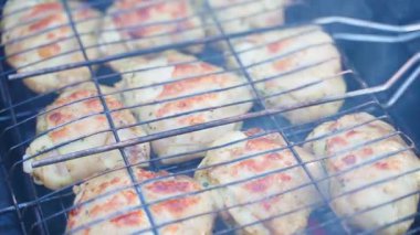 Izgarada tavuk butları olan ızgara ağı, yaklaş. Yüksek kalite 4k görüntü