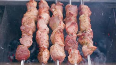 Izgarada ızgara yapılmış domuz eti şişleri, yakın çekim. Yüksek kalite 4k görüntü