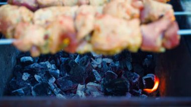 Kömürde kızartılan domuz eti, yakın plan. Yüksek kalite 4k görüntü