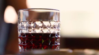 Bulanık bir arka planda alkollü kristal bardağı kapat. Yüksek kaliteli FullHD görüntüler