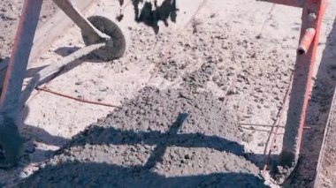 Beton mikserden takviyeye dökülür, güneşli bir günde. Yüksek kaliteli FullHD görüntüler