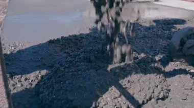 Bir sokak yoluna sıvı beton dökme süreci, yakın çekim, yavaş çekim. Yüksek kaliteli FullHD görüntüler