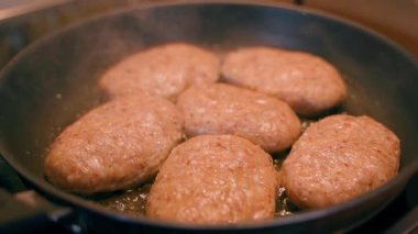Pişirme sırasında pirzola ile tava, yavaş çekim. Yüksek kaliteli FullHD görüntüler