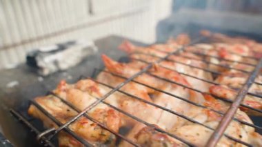 Izgarada tavuk kanadı pişirmek, yakın çekim. Yüksek kaliteli FullHD görüntüler