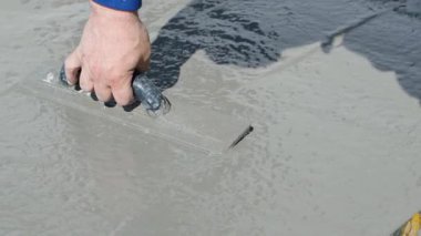 Taze betonu bir malayla döken bir adam. - Evet. Yüksek kaliteli FullHD görüntüler