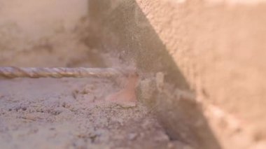 Betonda delgiyle delik açılır, yavaş çekimde yakın plan. Yüksek kaliteli FullHD görüntüler