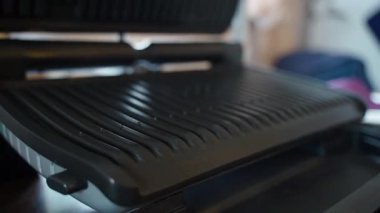 Elektrikli ızgara açıldı ve içinde aperatifler olan Pita ekmeği pişirmek için yerleştirildi, kapat. Yüksek kalite 4k görüntü