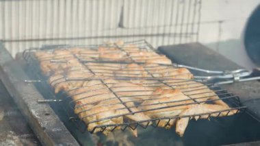 Izgarada ızgarada ızgara edilmiş tavuk kanatları, yakın plan. Yüksek kalite 4k görüntü