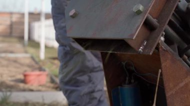 Yonga makinesini çalıştırmak ve dalları işlemek, yavaş çekim. Yüksek kaliteli FullHD görüntüler