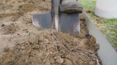 Kürekle sebze bahçesi kazan birinin yavaş çekimde yakın çekimi. Yüksek kaliteli FullHD görüntüler