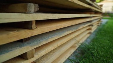Yığılmış tahta tahtalar boyunca hareket eden kameranın yakın çekimi. Yüksek kaliteli FullHD görüntüler