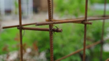 Kabloyla bağlanmış paslanmış metal demirden yapılmış beton takviyesi. Yüksek kaliteli FullHD görüntüler