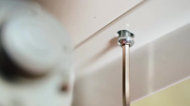 Büyülü anahtarla beyaz mobilya monte etmek, yakın plan. Yüksek kalite 4k görüntü