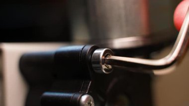 Bir mobilya detayı büyü anahtarıyla karıştırılıyor, yakın plan. Yüksek kalite 4k görüntü