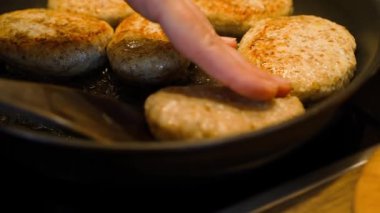 Tavada pirzola pişirirken yavaş çekim, yakın plan. Yüksek kaliteli FullHD görüntüler