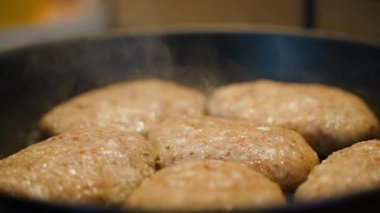 Tavada pirzola pişirirken yavaş çekim, yakın plan. Yüksek kaliteli FullHD görüntüler