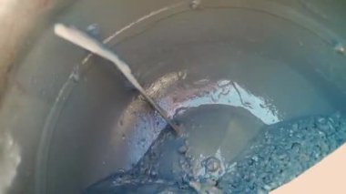 İçeriden, beton karıştırıcı yavaş çekimde dönüyor. Yüksek kaliteli FullHD görüntüler