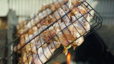 Izgaranın üstünde tavuk kanadı olan ızgara, yakın plan. Yüksek kaliteli FullHD görüntüler