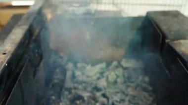 Izgarada ızgarada tavuk kanadı pişirmek. Yüksek kalite 4k görüntü