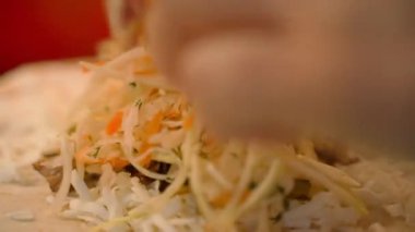 Pita ekmeğini lahanayla hazırlamaya yakın çekim. Yüksek kalite 4k görüntü